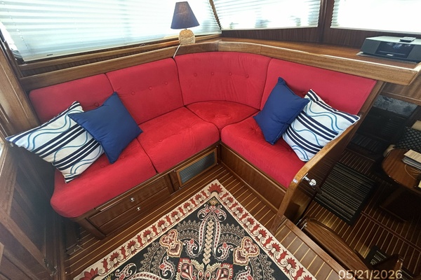 43' Menorquin pilothouse port seating