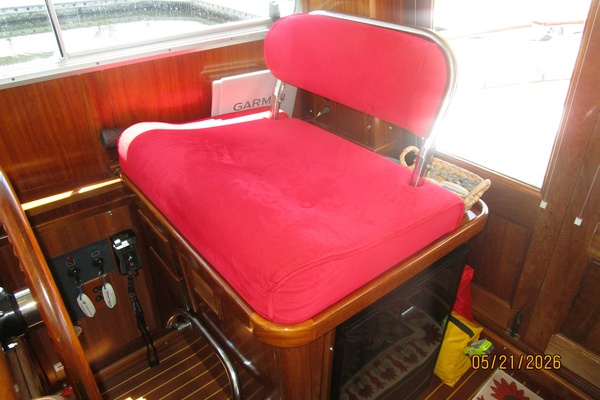 43' Menorquin pilothouse helmseat