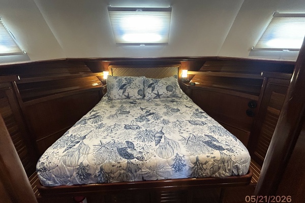 43' Menorquin master stateroom