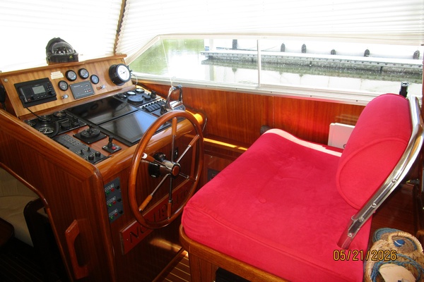 43' Menorquin pilothouse helm1