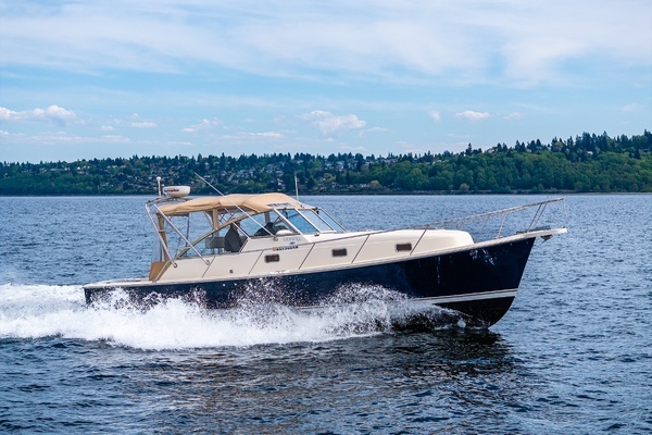 Photo of the 2004 Mainship Pilot 34 "Midsummer"