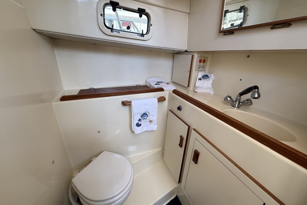 31ft Camano Yacht For Sale