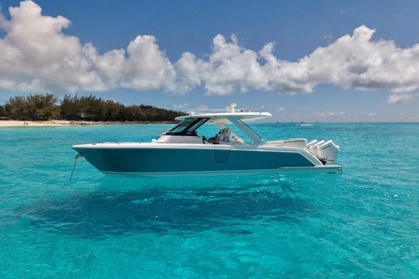 38FT (11.61M) TIARA YACHTS