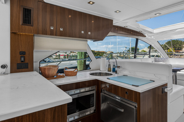 2023 Cruisers Yachts 50