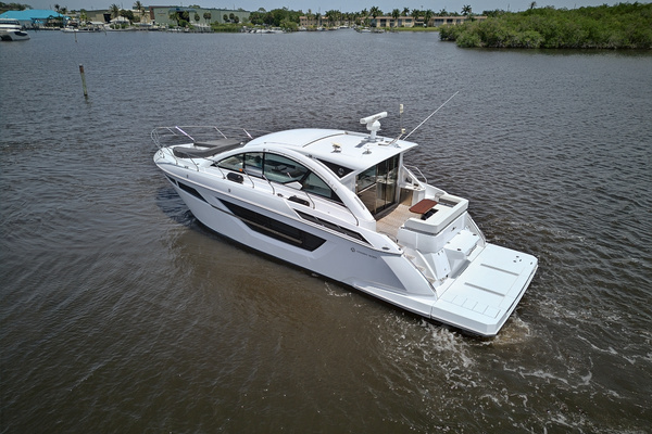 2023 Cruisers Yachts 50