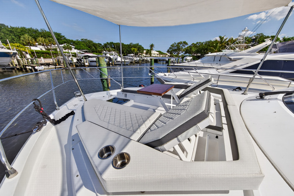 2023 Cruisers Yachts 50