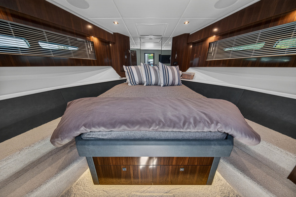2023 Cruisers Yachts 50