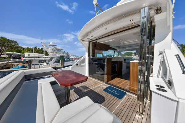 2023 Cruisers Yachts 50