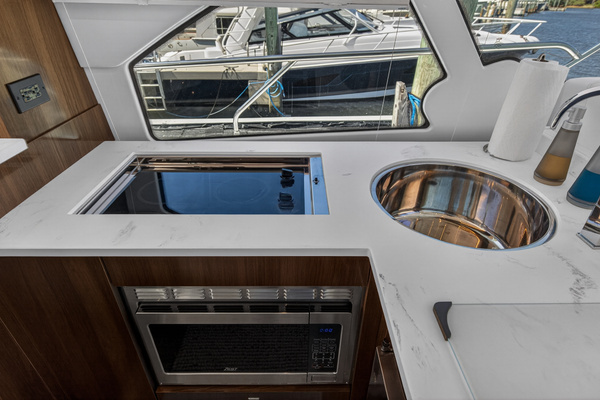 2023 Cruisers Yachts 50
