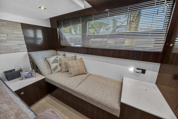 2023 Cruisers Yachts 50