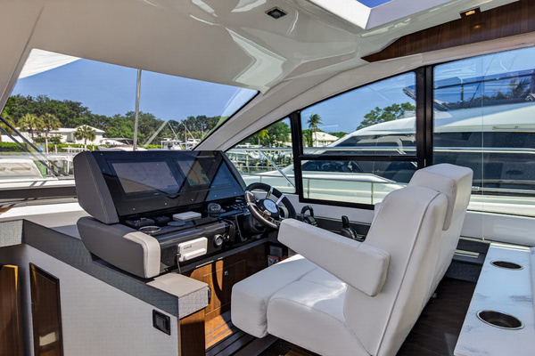 2023 Cruisers Yachts 50