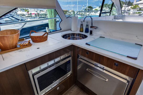 2023 Cruisers Yachts 50