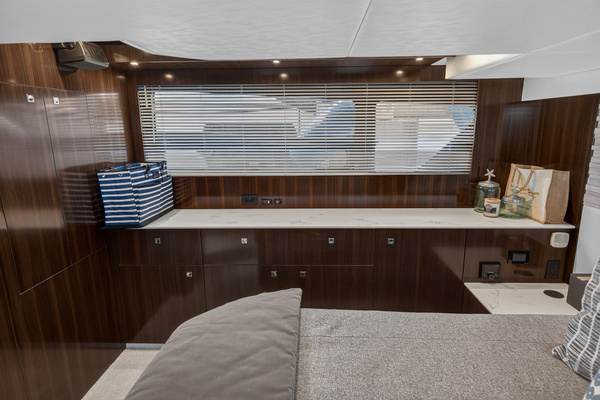 2023 Cruisers Yachts 50