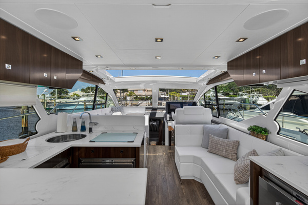 2023 Cruisers Yachts 50