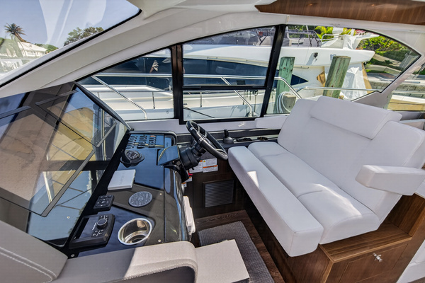 2023 Cruisers Yachts 50