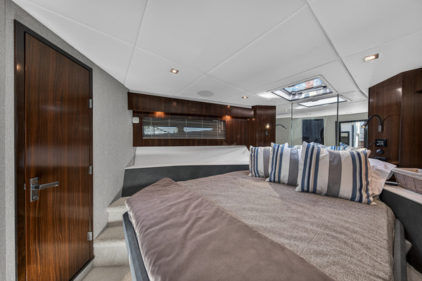 2023 Cruisers Yachts 50