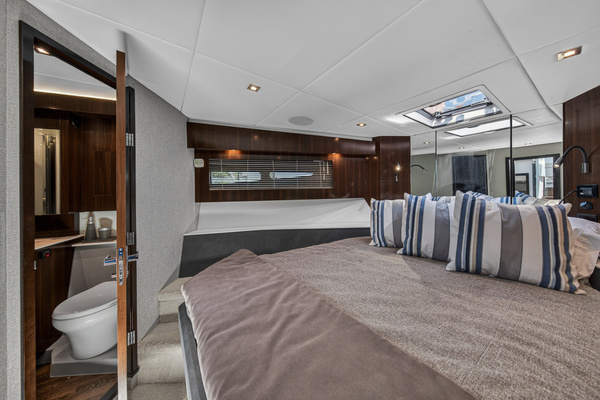 2023 Cruisers Yachts 50