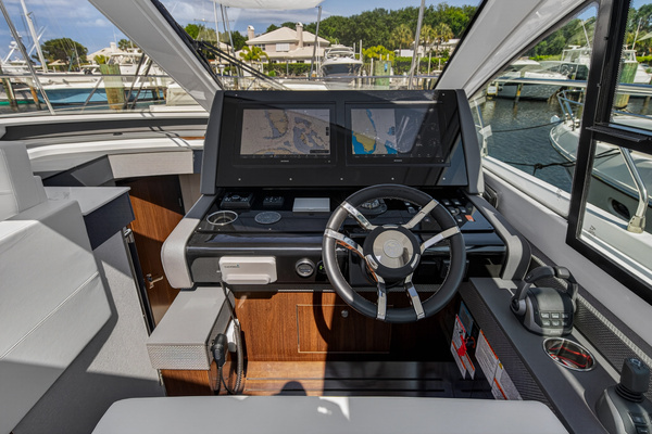 2023 Cruisers Yachts 50