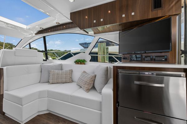 2023 Cruisers Yachts 50