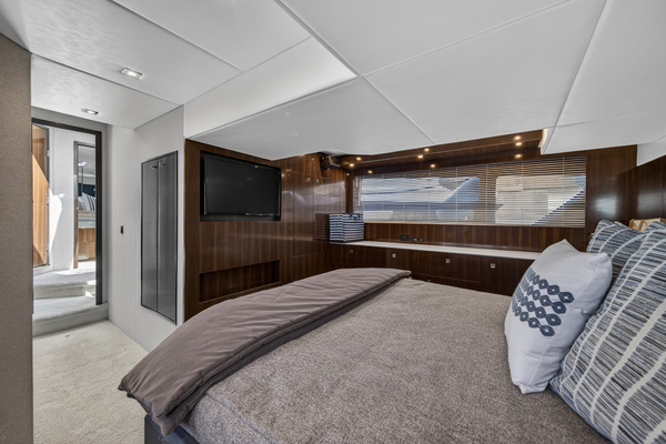 2023 Cruisers Yachts 50