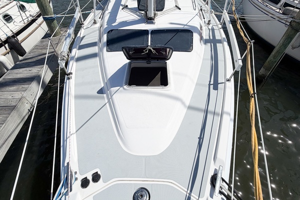 CURRENT ESCAPE 36ft Hunter Yacht For Sale