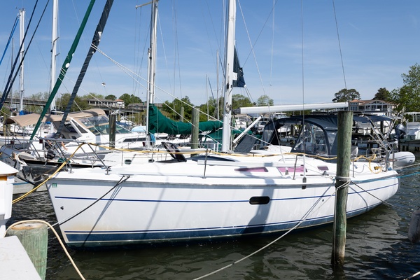 CURRENT ESCAPE 36ft Hunter Yacht For Sale