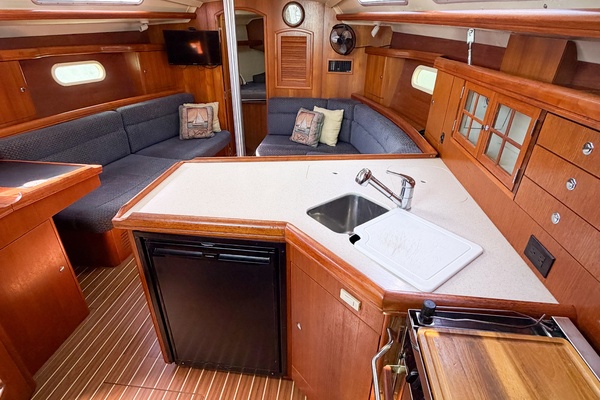 CURRENT ESCAPE 36ft Hunter Yacht For Sale