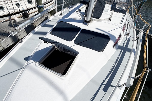 CURRENT ESCAPE 36ft Hunter Yacht For Sale
