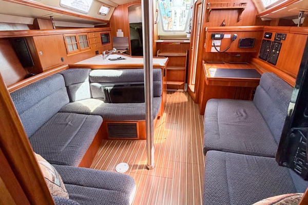 CURRENT ESCAPE 36ft Hunter Yacht For Sale