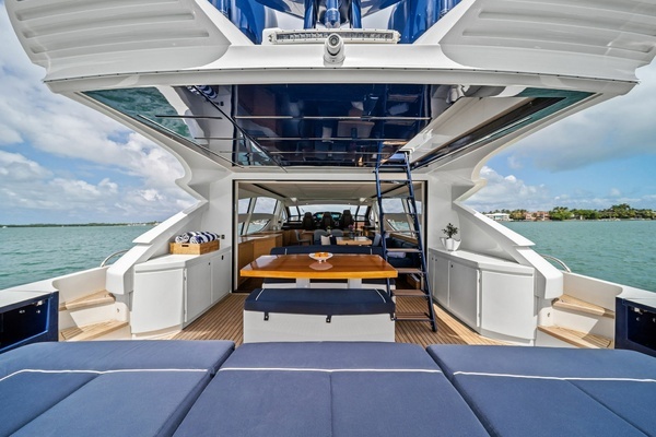 2013 Pershing 82