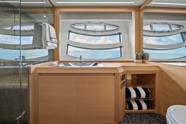 2013 Pershing 82
