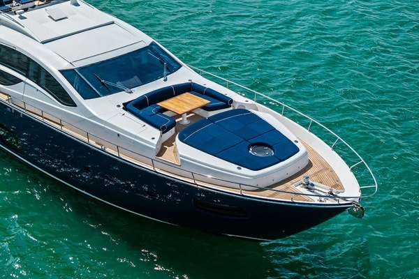 2013 Pershing 82