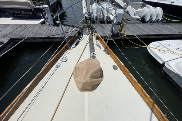 1981 Bristol 41.1cc foredeck covered windlass