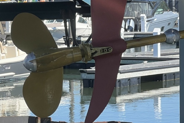 1981 Bristol 41.1cc 3 Blade bronze Max Prop w/Prop Speed and line cutter