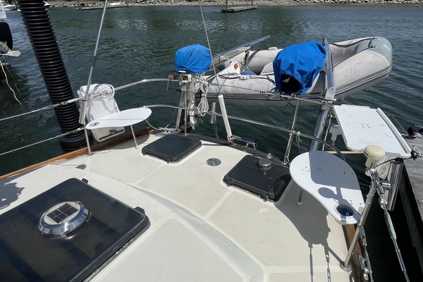 1981 Bristol 41.1cc aft deck and dinghy davits