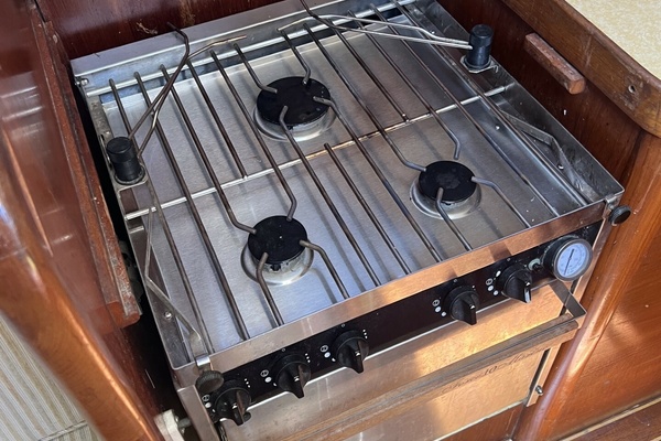 1981 Bristol 41.1cc galley gimbaled stove