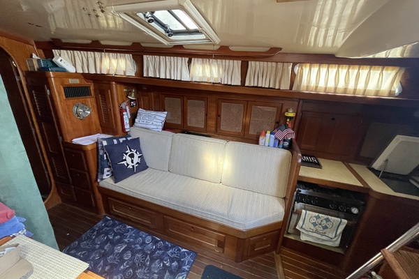 1981 Bristol 41.1cc starboard side settee