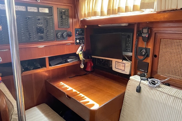 1981 Bristol 41.1cc nav desk