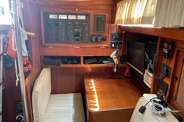 1981 Bristol 41.1cc nav desk