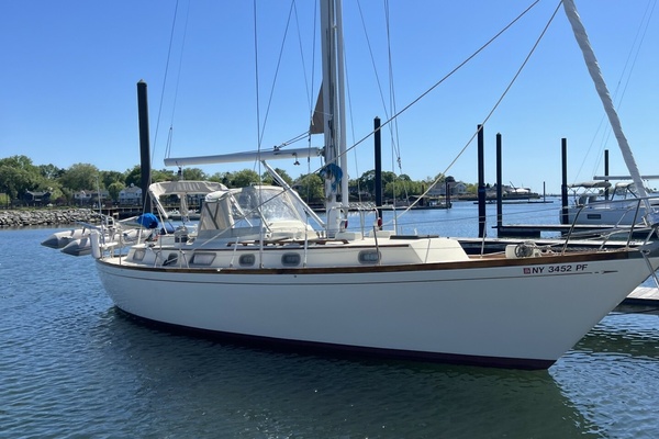 1981 Bristol 41.1cc starboard forward quarter at the dock