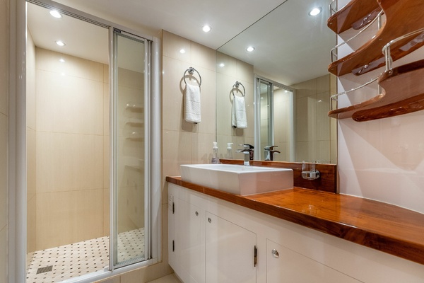 HARDHOME 108ft Albin Yacht For Sale