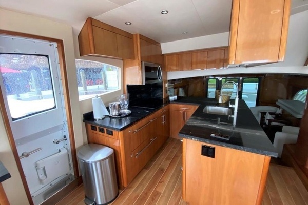 2011 Hatteras 64