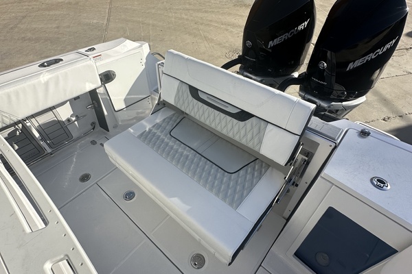 Blackfin 272 CC - Cockpit Seating