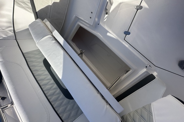 Blackfin 272 CC - Bow Storage