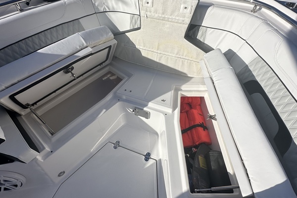 Blackfin 272 CC - Bow Seating & Storage