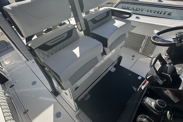 Blackfin 272 CC - Helm Seating