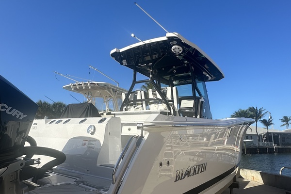 Blackfin 272 CC - Aft Profile