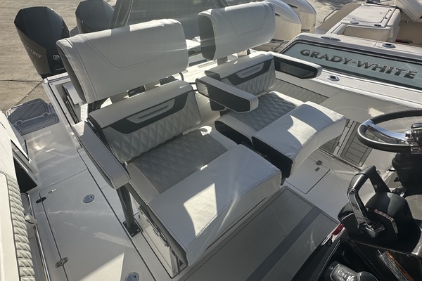 Blackfin 272 CC - Helm Seating