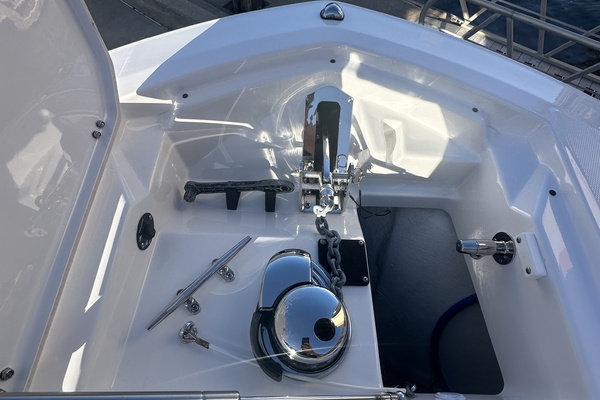 Blackfin 272 CC - Anchor Locker