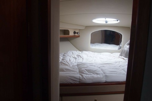 Photo of the 2002 Cruisers Yachts 3572